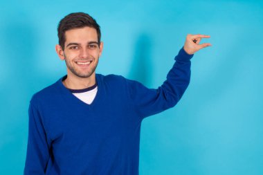 Genç adam renk arkaplanında izole