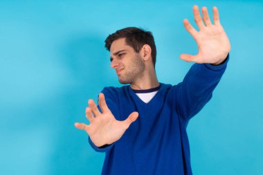 Genç adam renk arkaplanında izole