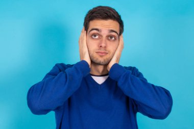 İfadeleri olan yalnız bir genç adam.