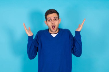 İfadeleri olan yalnız bir genç adam.