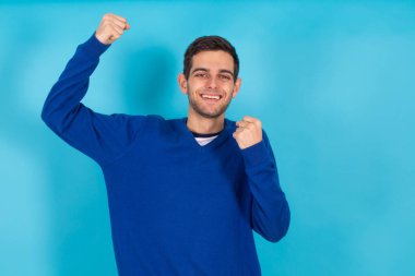 İfadeleri olan yalnız bir genç adam.