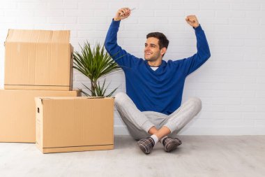 Dairede kutuları taşıyan mutlu genç adam.