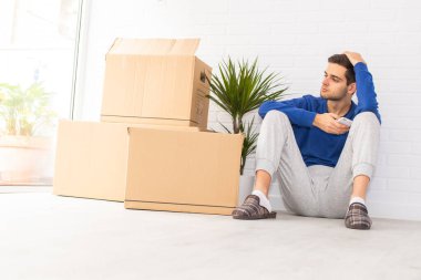 Taşınan ve cep telefonu olan genç adam.