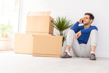 Taşınan ve cep telefonu olan genç adam.