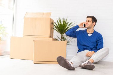 Taşınan ve cep telefonu olan genç adam.