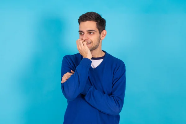 Casual Νεαρός Άνδρας Απομονωμένος Φυσικό Μπλε Φόντο — Φωτογραφία Αρχείου