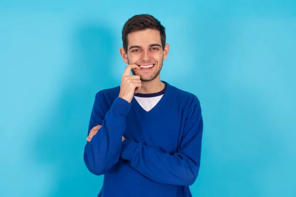 Sorridente Homem Isolado Fundo Cor — Fotografia de Stock