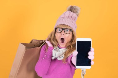 Alışveriş çantaları ve cep telefonu olan hayret verici bir kadın.