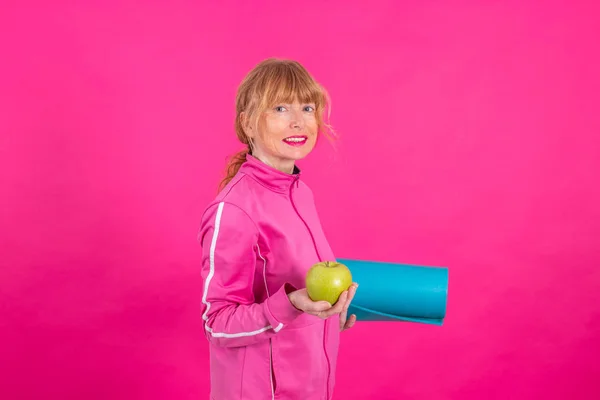 Donna Con Mela Palestra Stuoia Sfondo Colori — Foto Stock