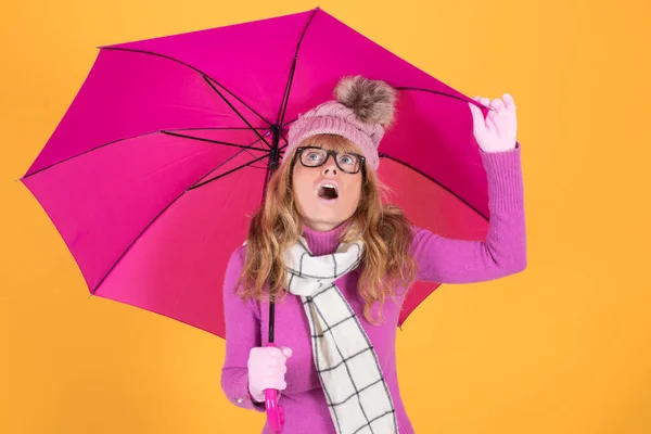 Mulher Adulta Abrigada Com Guarda Chuva Expressão Surpresa — Fotografia de Stock