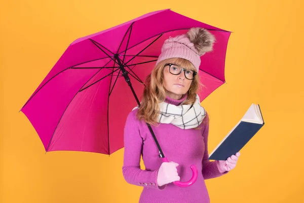 Mulher Adulta Com Guarda Chuva Livro Roupas Quentes — Fotografia de Stock