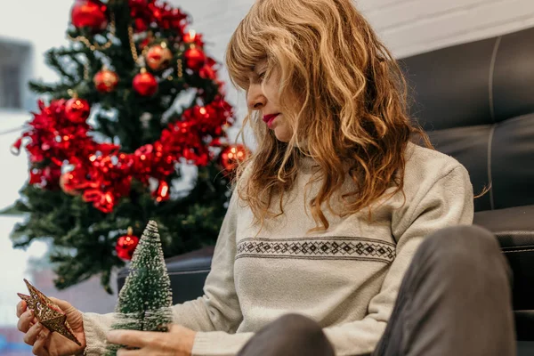 Mulher Adulta Casa Com Decoração Natal — Fotografia de Stock