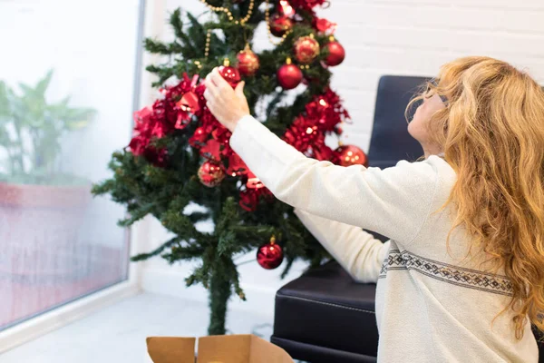 Mulher Adulta Natal Decorando Árvore Casa — Fotografia de Stock