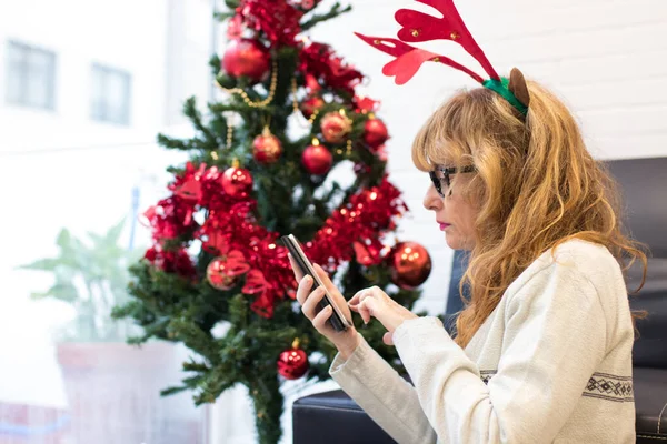 Mulher Adulta Com Telefone Celular Casa Para Natal — Fotografia de Stock