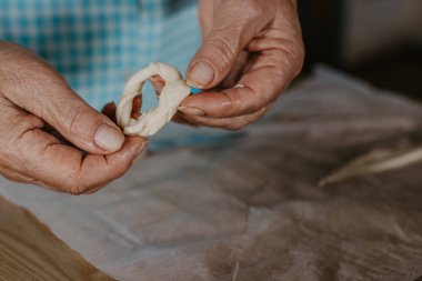 Eller kurabiye ya da zanaatkar keki yapıyor.