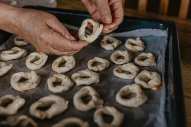 Eller kurabiye ya da zanaatkar keki yapıyor.