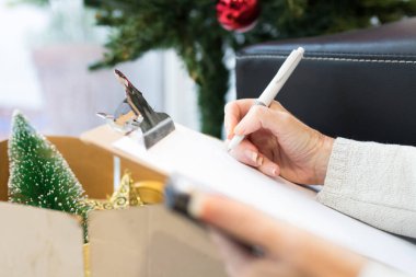 El yazısı mı yoksa Noel süslemeleri evinde tebrik mi?