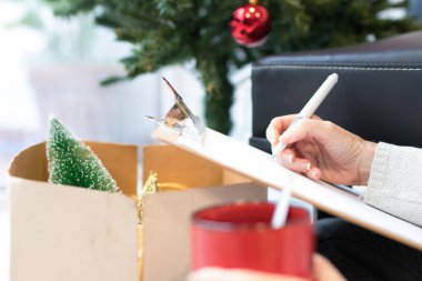 El yazısı ya da dekore edilmiş Noel evi ve kahve fincanı için tebrikler.