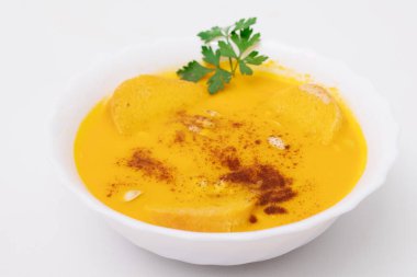 Beyaz arkaplanda izole edilmiş krema ya da saf balkabağı