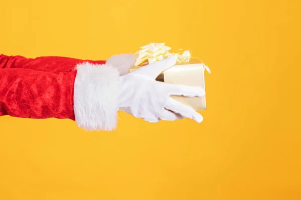 Χέρι Santa Claus Κουτί Δώρου Που Απομονώνεται Στο Φόντο Χρώματος — Φωτογραφία Αρχείου