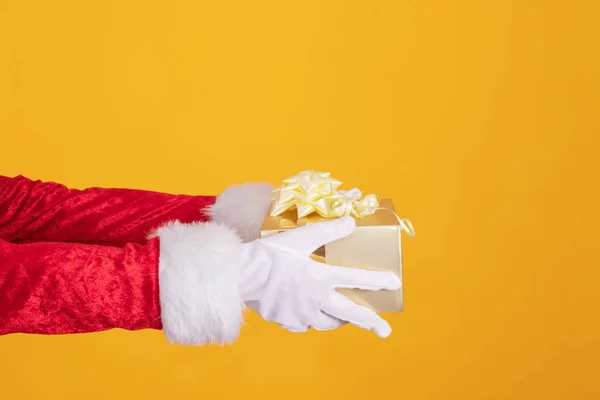 Santa Claus Mano Con Caja Regalo Aislada Sobre Fondo Color — Foto de Stock