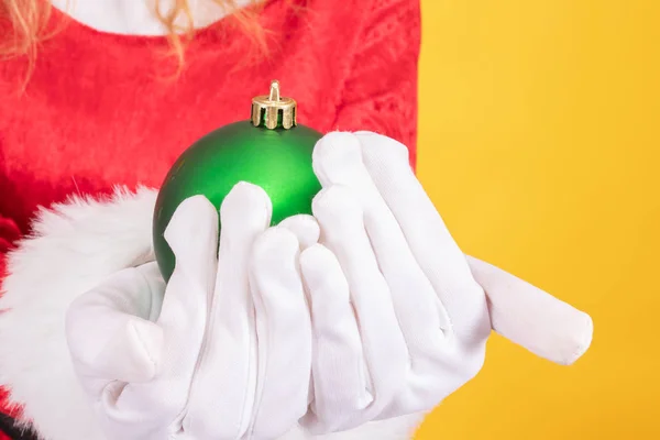 Άγιος Βασίλης Χέρι Χριστουγεννιάτικη Μπάλα — Φωτογραφία Αρχείου