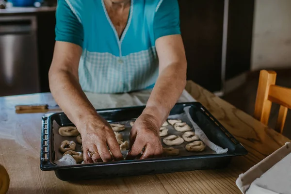 Damen Eller Mormor Förbereder Julgodis Eller Kakor — Stockfoto