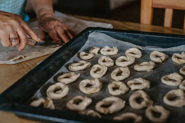 Mãos Mulher Preparando Bolos Doces Tradicionais — Fotografia de Stock