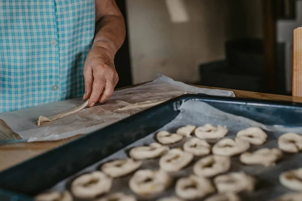 Primer Plano Las Manos Mujer Mayor Preparando Dulces Pasteles — Foto de Stock