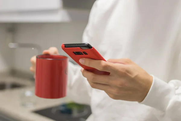 Mano Giovane Con Telefono Cellulare Tazza Caffè — Foto Stock