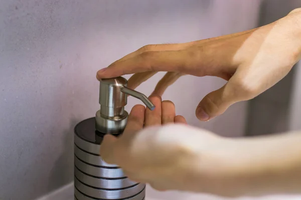 手与肥皂分配器 个人卫生 — 图库照片