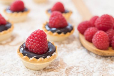 çikolata ve ahududu kekleri ve şekerler