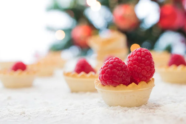 Doces Bolos Com Framboesas — Fotografia de Stock