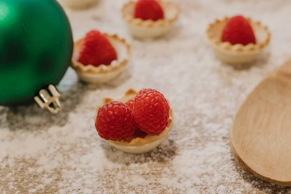 Caramelo Tartaleta Navidad Con Frambuesas —  Fotos de Stock