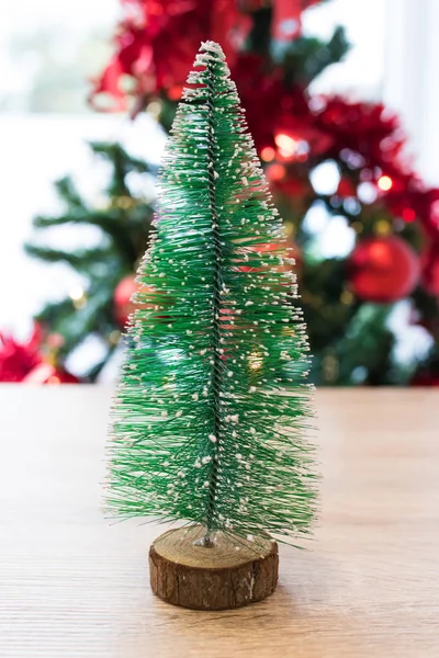 クリスマスの装飾の背景を持つクリスマスモミの木 — ストック写真