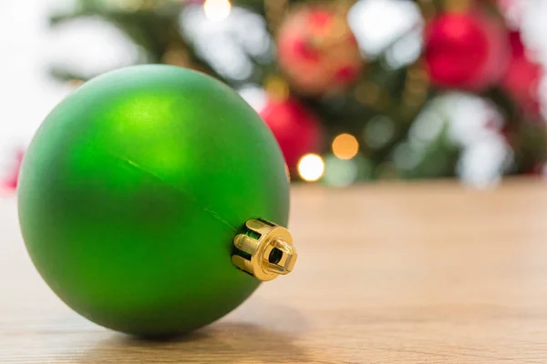 装飾された木を背景にクリスマスボール — ストック写真