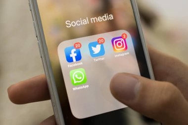 Galiçya, İspanya - 28 Eylül 2019: Sosyal medya ve iletişim uygulama simgeleriyle akıllı telefon ekranı