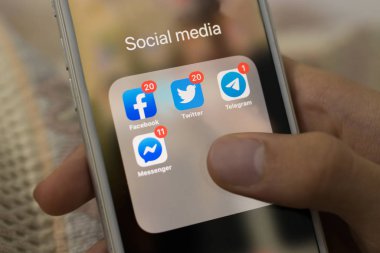 Galiçya, İspanya - 28 Eylül 2019: Sosyal medya ve iletişim uygulama simgeleriyle akıllı telefon ekranı