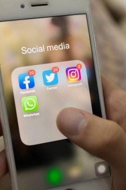 Galiçya, İspanya - 28 Eylül 2019: cep telefonu ve Whatsapp uygulamalarıyla el ele, instagram, facebook ve twitter