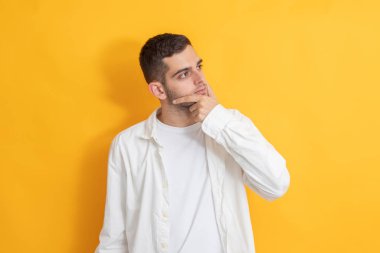 Düşünceli, renkli sakallı genç adam.