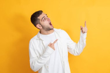 Sakallı genç adam kendini ifade edemiyor.