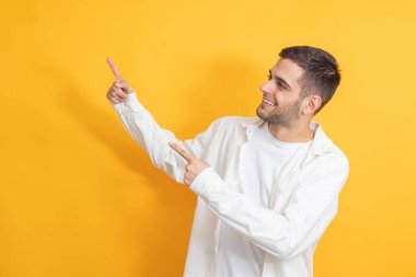Sakallı genç adam kendini ifade edemiyor.