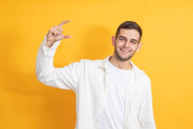 Sakallı genç adam kendini ifade edemiyor.