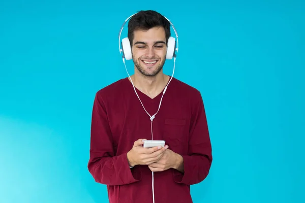 Jonge Man Met Smartphone Mobiele Telefoon Headset Geïsoleerd Kleur Achtergrond — Stockfoto