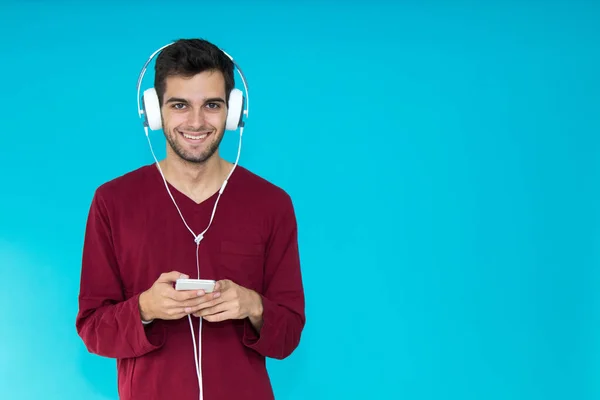 Νεαρός Άνδρας Ακουστικά Smartphone Κινητού Τηλεφώνου Που Απομονώνονται Έγχρωμο Φόντο — Φωτογραφία Αρχείου