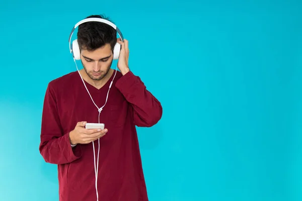 Jonge Man Met Smartphone Mobiele Telefoon Headset Geïsoleerd Kleur Achtergrond — Stockfoto