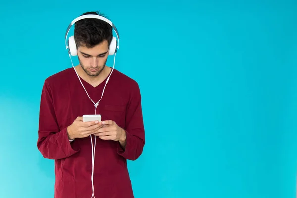 Hombre Joven Con Teléfono Inteligente Auriculares Para Teléfonos Móviles Aislados — Foto de Stock