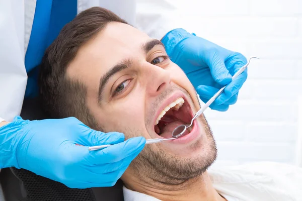 Jovem Sorridente Consultório Dentista — Fotografia de Stock