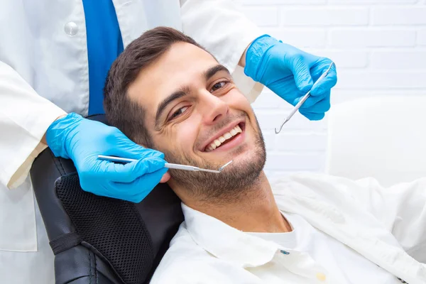 Jovem Sorridente Consultório Dentista — Fotografia de Stock