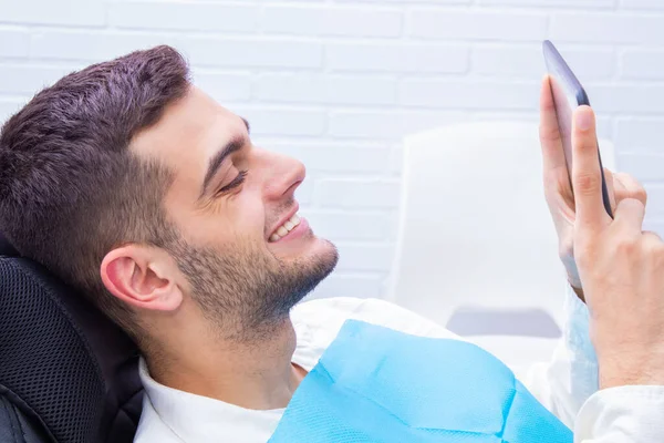 Paciente Consulta Del Dentista Con Espejo —  Fotos de Stock